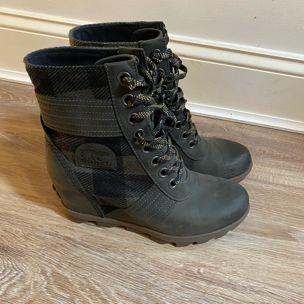 Sorel Women's Black Lace-Up Boots